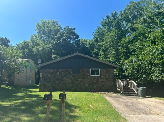 821 E Lakeside Dr in Fayetteville, AR - Building Photo - Building Photo