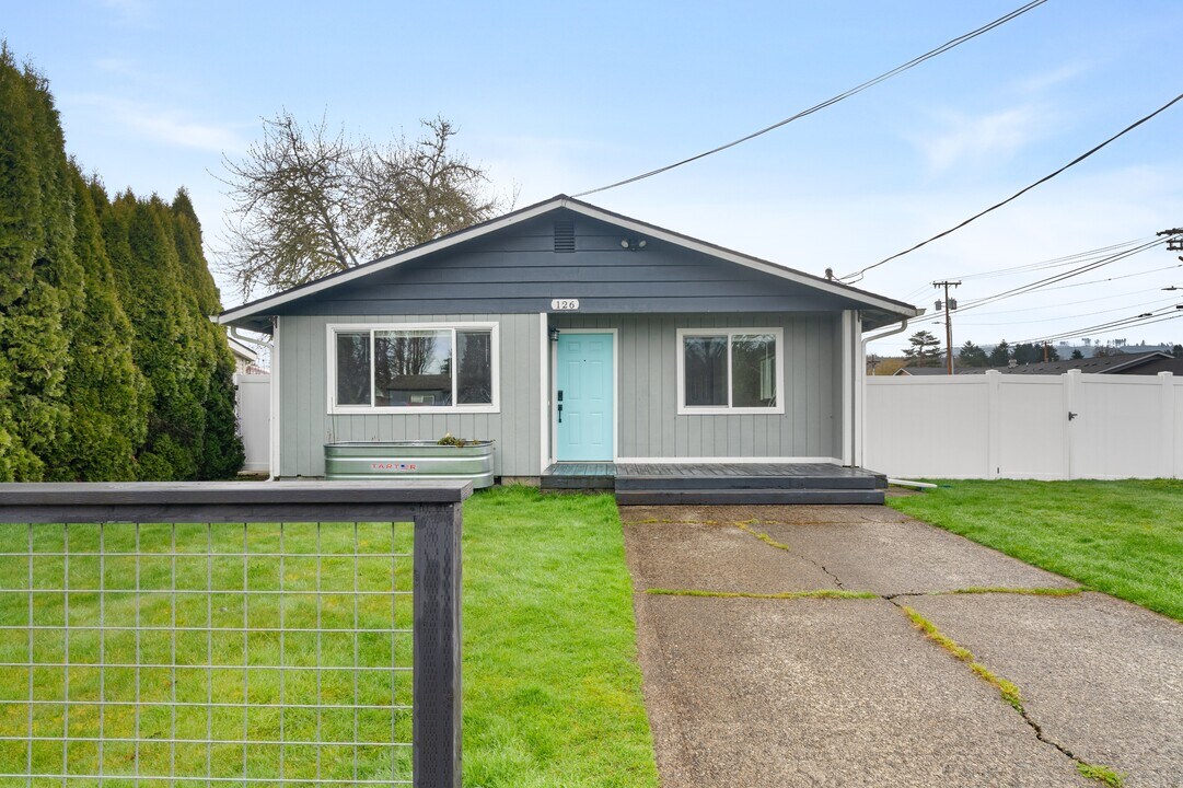126 S 7th St in Mccleary, WA - Building Photo