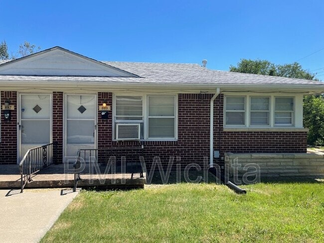 property at 889 S Hillcrest St