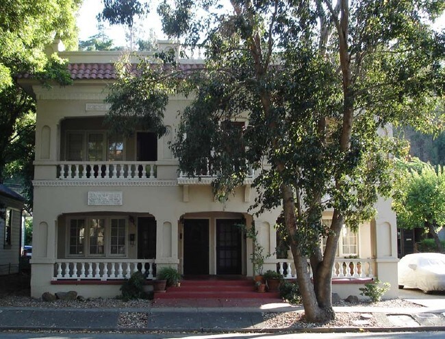 1112 Alhambra Ave in Martinez, CA - Foto de edificio - Building Photo