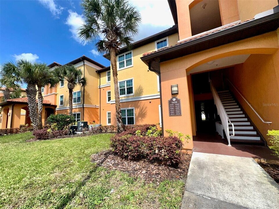 5459 Vineland Rd in Orlando, FL - Building Photo