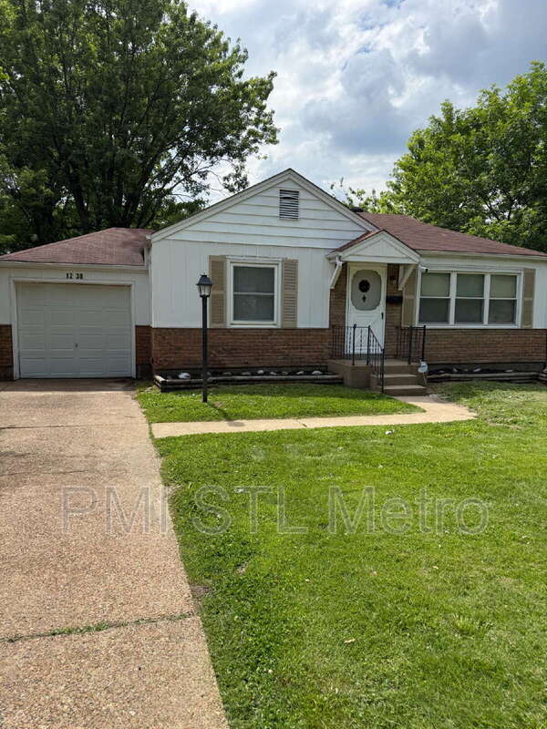property at 1238 Hoyt Dr