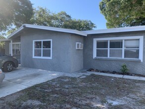 2033 Jo An Dr in Sarasota, FL - Building Photo - Building Photo