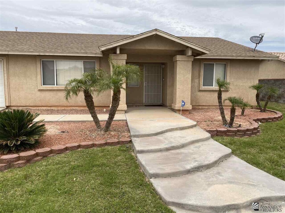 8842 E 24th Pl in Yuma, AZ - Building Photo