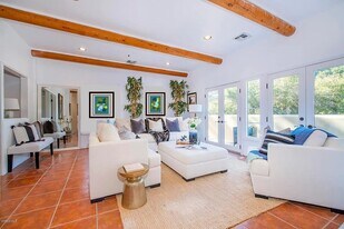 25648 Timpangos Dr in Malibu, CA - Building Photo