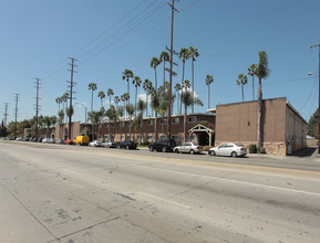 Palm Terrace Apartments in Long Beach, CA - Building Photo - Building Photo