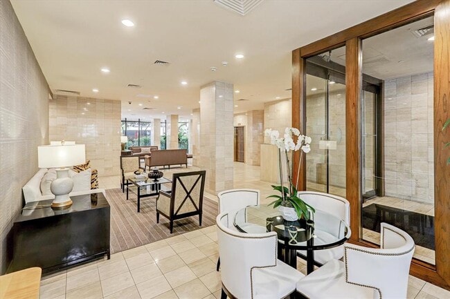 3310 Timmons Ln in Houston, TX - Building Photo - Building Photo