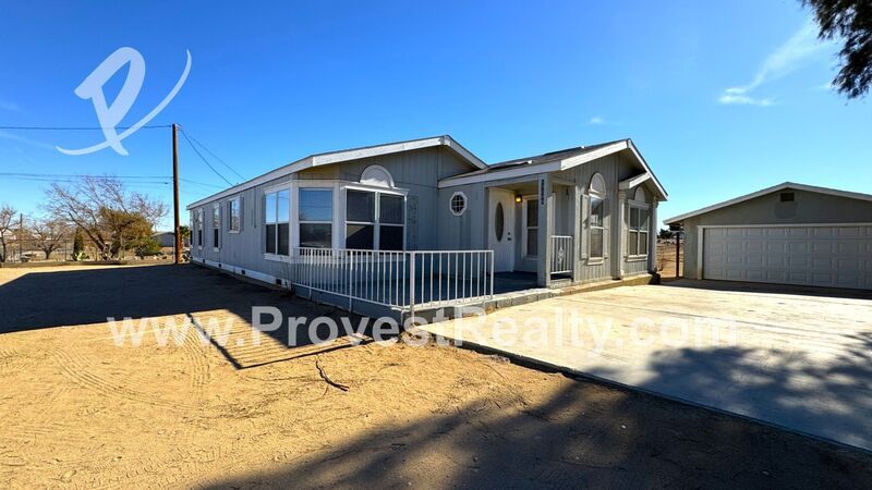 17099 Sycamore St in Hesperia, CA - Building Photo