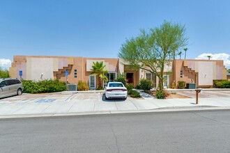 4022 E Calle de Carlos in Palm Springs, CA - Building Photo - Building Photo