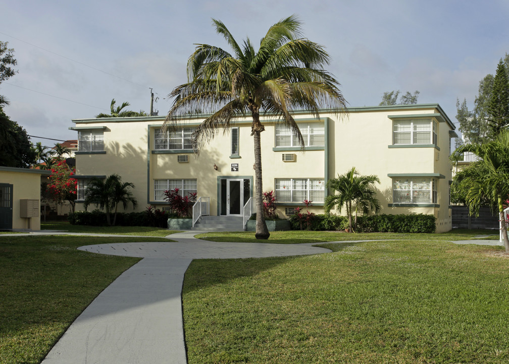 10200 E Bay Harbor Dr in Miami Beach, FL - Foto de edificio