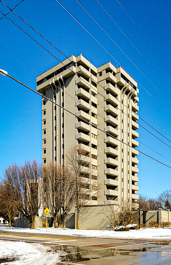 One Parkway Place in Springfield, MO - Foto de edificio - Building Photo