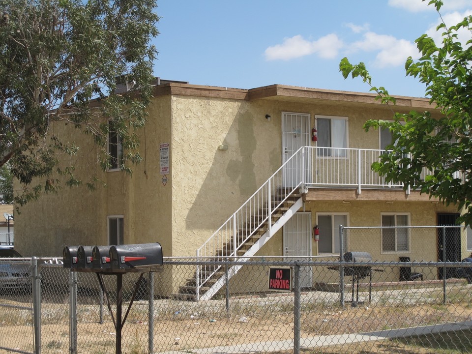 18389 Jonathan St in Adelanto, CA - Building Photo