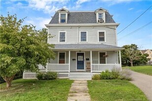 54 Allen St, Unit 3 bedroom walkable to EB in Groton, CT - Building Photo