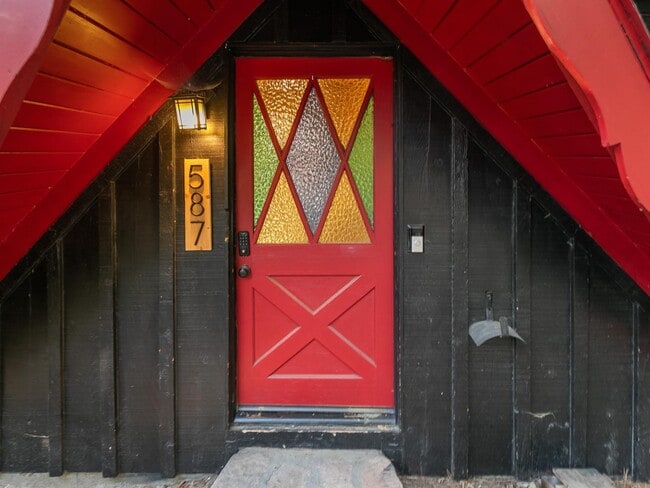 587 Arrowhead Villa Rd in Lake Arrowhead, CA - Building Photo - Building Photo