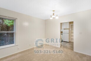 5725 SE Center St in Portland, OR - Building Photo