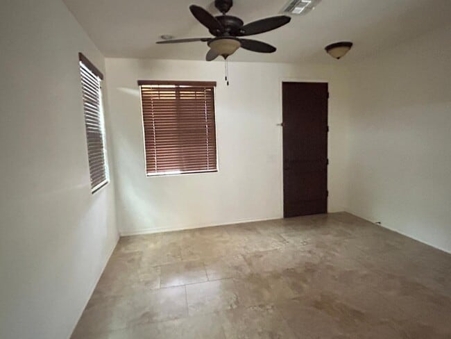 5537 W Desert Hollow Dr in Phoenix, AZ - Building Photo - Building Photo