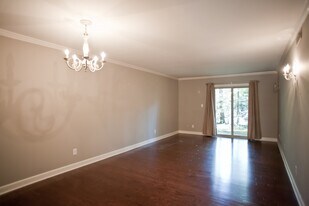 1513 E Franklin St in Chapel Hill, NC - Building Photo