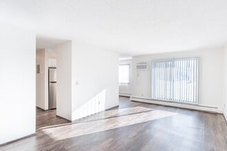 White Bear Royal in White Bear Lake, MN - Building Photo - Interior Photo