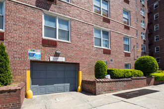 6350 Saunders St in Rego Park, NY - Building Photo - Building Photo