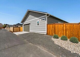 20781 NE Rockhurst Way in Bend, OR - Building Photo - Building Photo