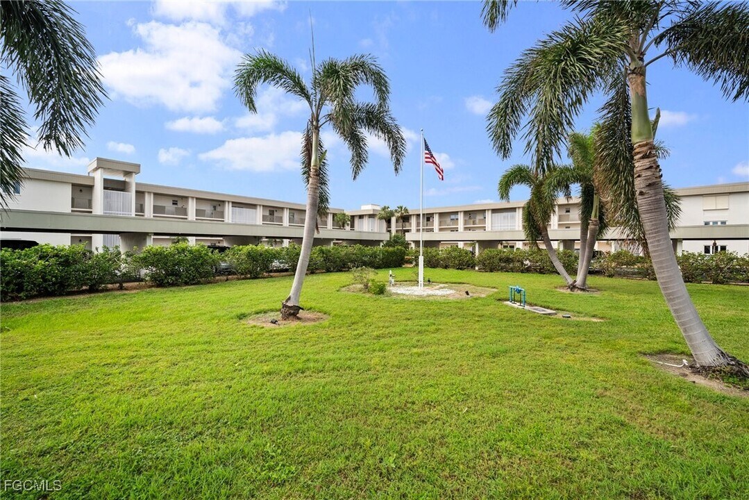 6102 Augusta Dr in Ft. Myers, FL - Foto de edificio
