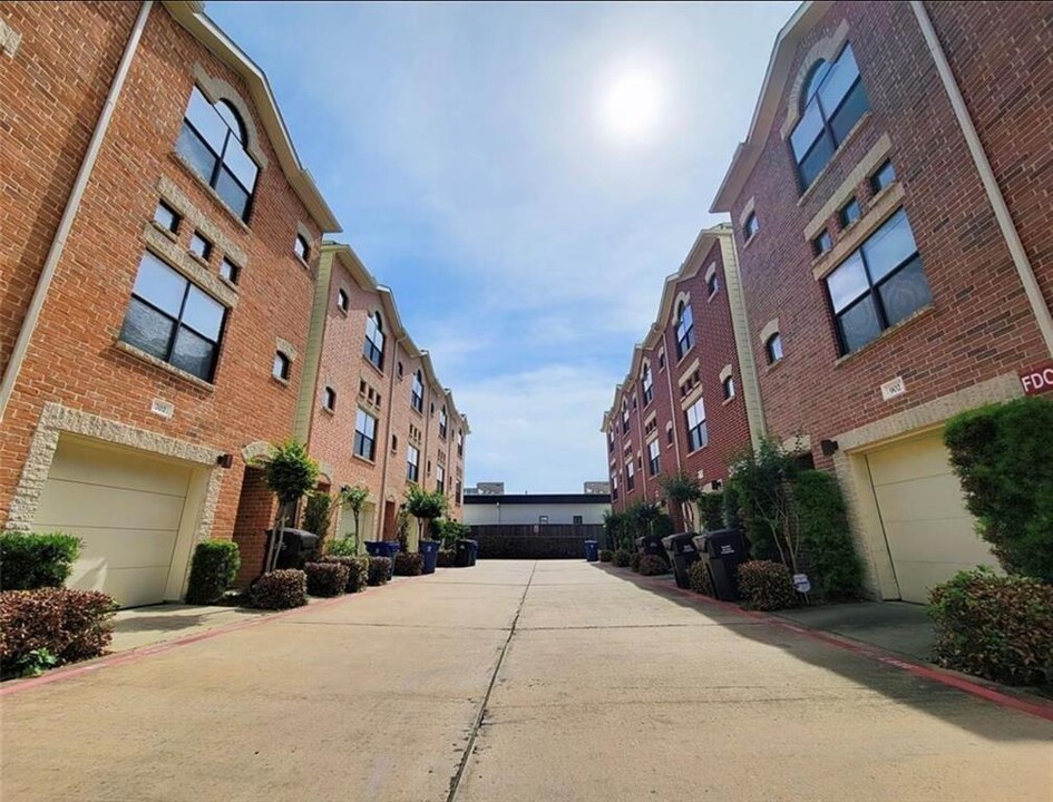 8715 Meadowcroft Dr in Houston, TX - Building Photo