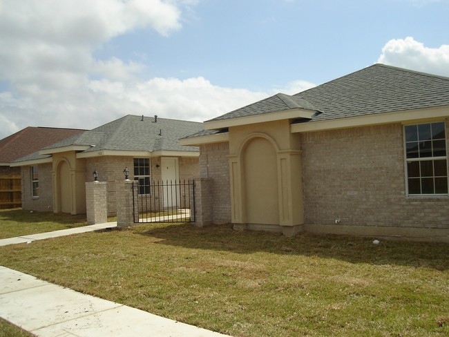 1404-1504 Quail Ln in Pharr, TX - Foto de edificio - Building Photo