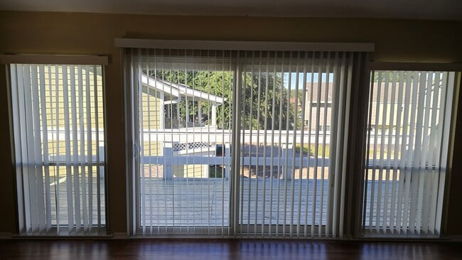 135 April Point Dr N in Montgomery, TX - Foto de edificio - Building Photo