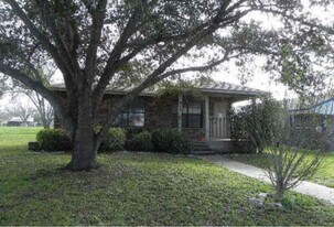 614 E Live Oak St in Lockhart, TX - Building Photo