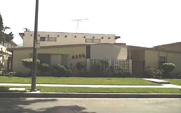 8356 Amigo Ave in Northridge, CA - Building Photo