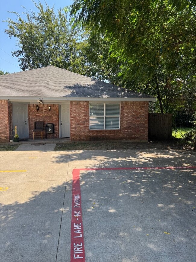 523 Oakwood Ln in Arlington, TX - Building Photo - Building Photo