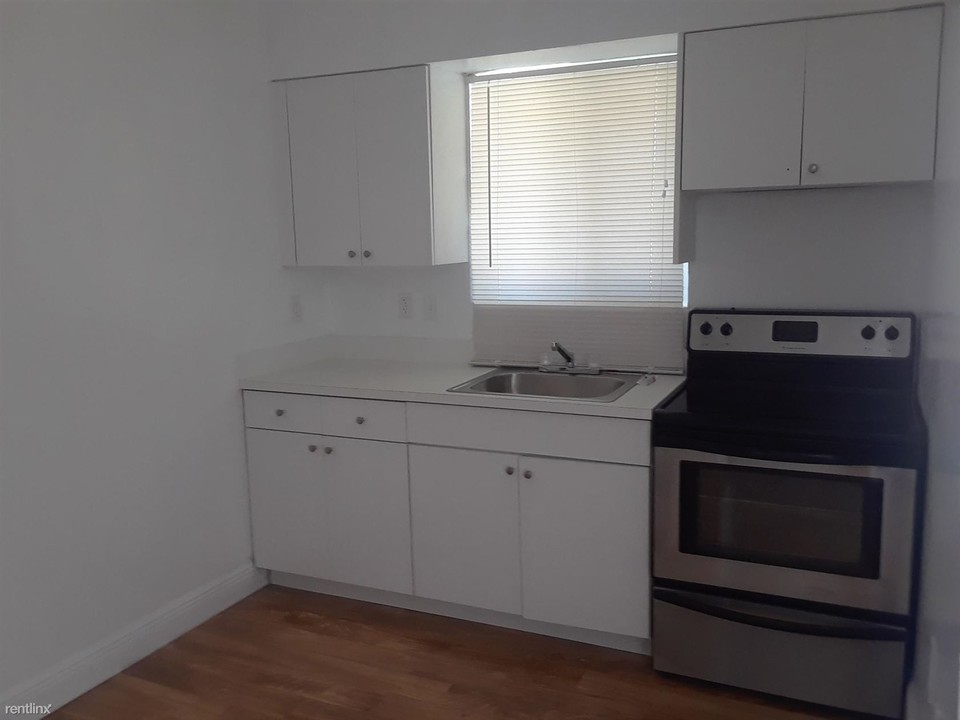 651 NE 86th St-Unit -Apt 1 in Miami, FL - Building Photo