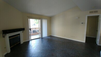 6981 Ballena Way, Unit Unit 14 in Carlsbad, CA - Foto de edificio - Building Photo