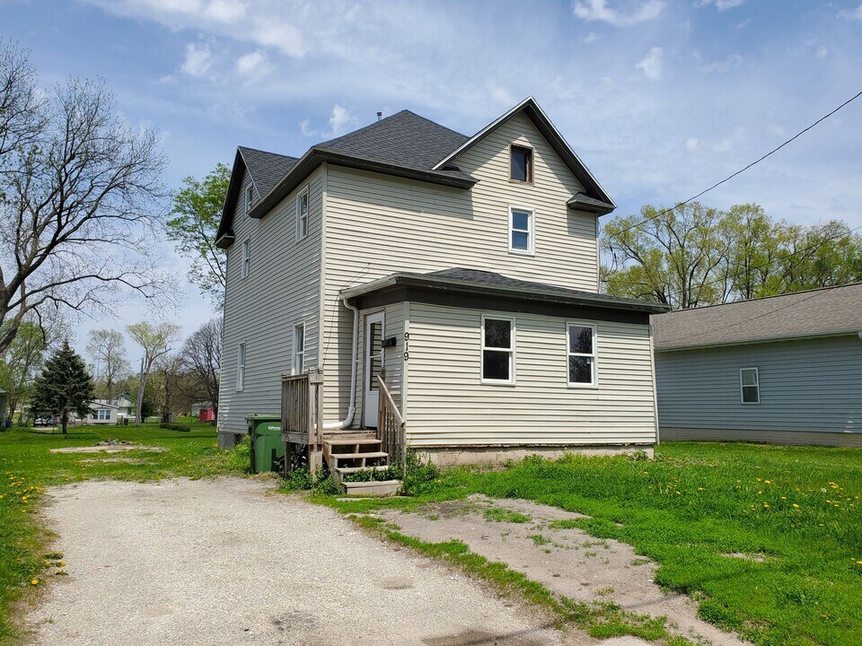 919 Oneida St in Waterloo, IA - Building Photo
