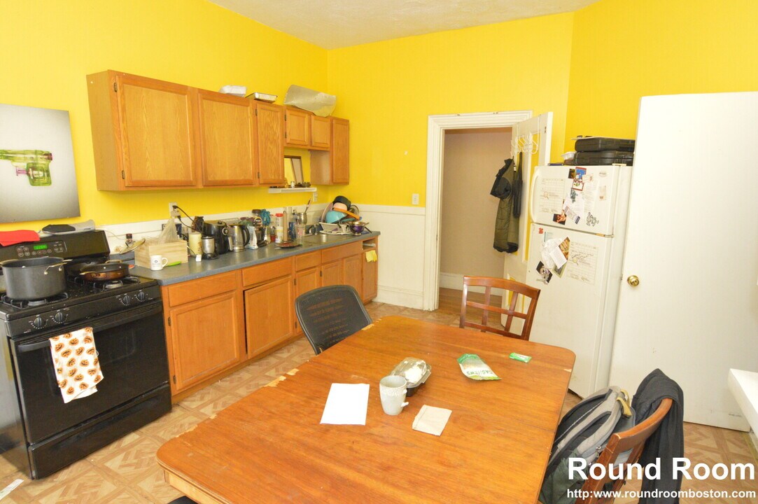 32 Linden St, Unit 2 in Boston, MA - Building Photo