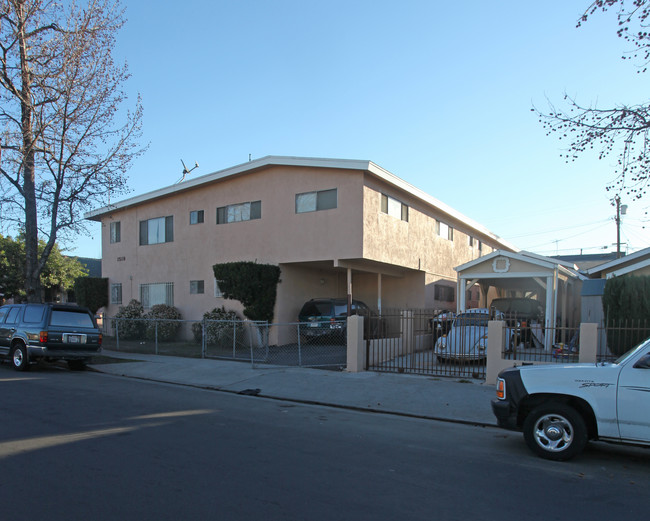 1518 Hazelwood Ave in Los Angeles, CA - Foto de edificio - Building Photo