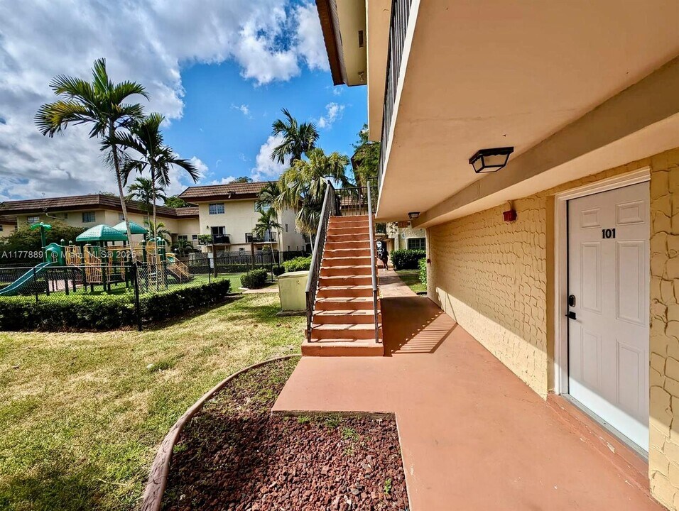 8550 SW 109th Ave in Miami, FL - Building Photo