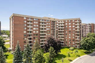 Condominiums Château Port Royal in Montréal, QC - Building Photo - Building Photo