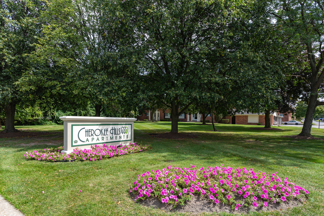 Cherokee Hills in Waterford, MI - Foto de edificio