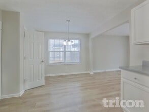 988 Winding Down Way in Grayson, GA - Foto de edificio - Building Photo