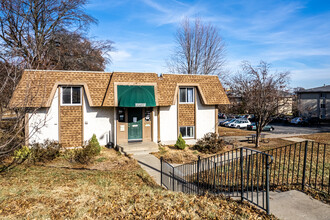 Brittany Village Apartments in St. Joseph, MO - Building Photo - Building Photo