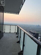 430 Square One Dr in Mississauga, ON - Building Photo - Building Photo