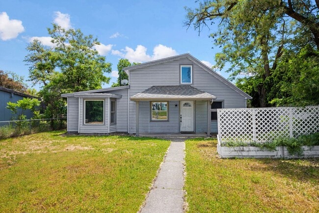 property at 1504 E Queen Ave