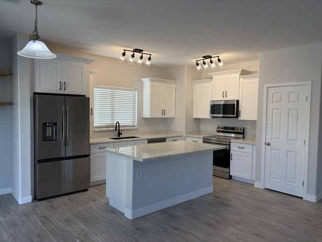 15642 W Devonshire Ave in Goodyear, AZ - Foto de edificio - Building Photo