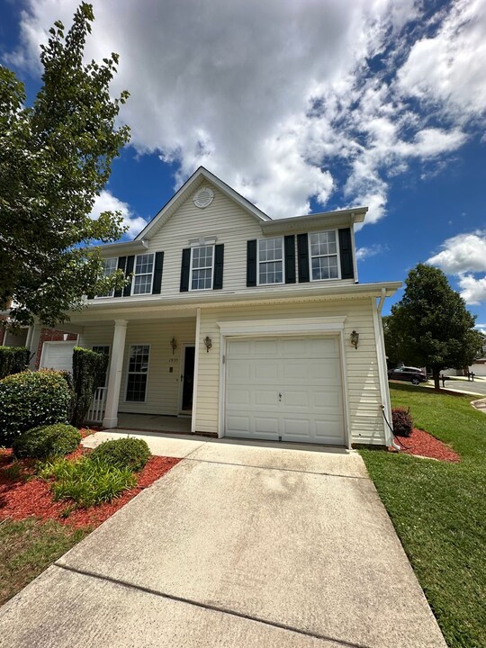 1935 Munn Pointe Dr in Whitsett, NC - Building Photo