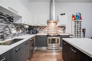 433 Pine Ave, Unit 308 in Long Beach, CA - Building Photo