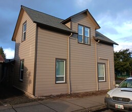 804 NW 29th St in Corvallis, OR - Foto de edificio - Building Photo