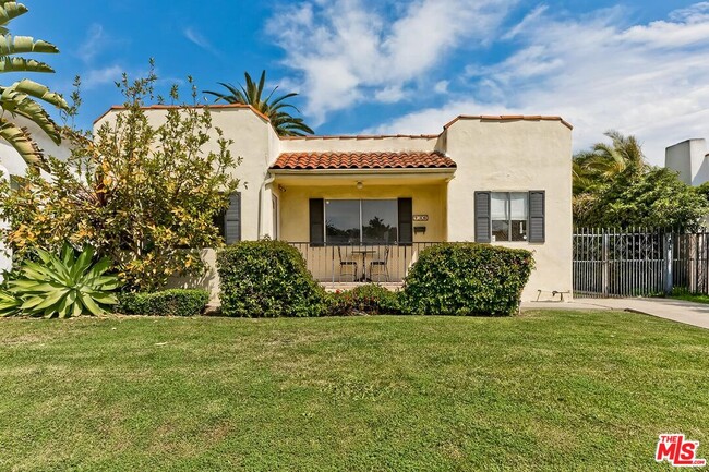 property at 736 N Poinsettia Pl