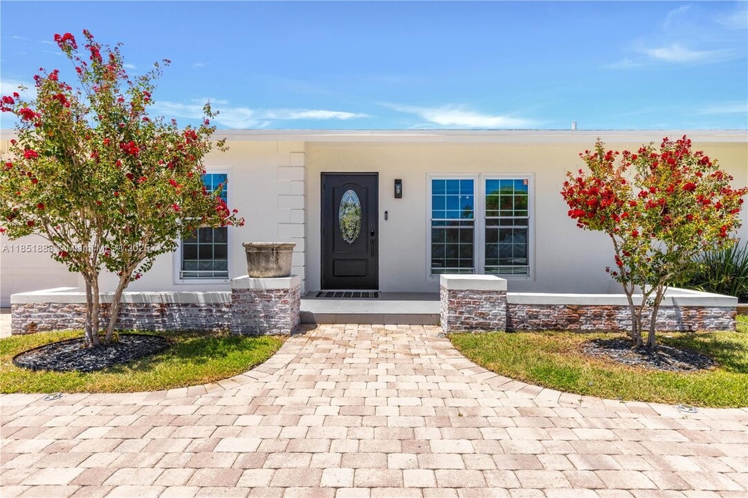 9021 SW 178th Terrace in Palmetto Bay, FL - Building Photo