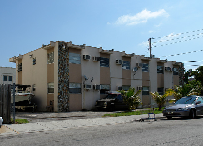 590 SW 5th Ave in Miami, FL - Building Photo - Building Photo